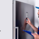 Schutzklassen-Symbole und Person vor einem Kühlschrank