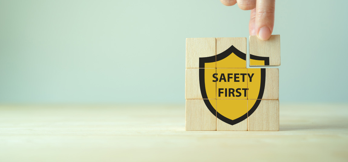 Bauklötze gestapelt als Quadrat mit der Aufschrift „Safety First“
